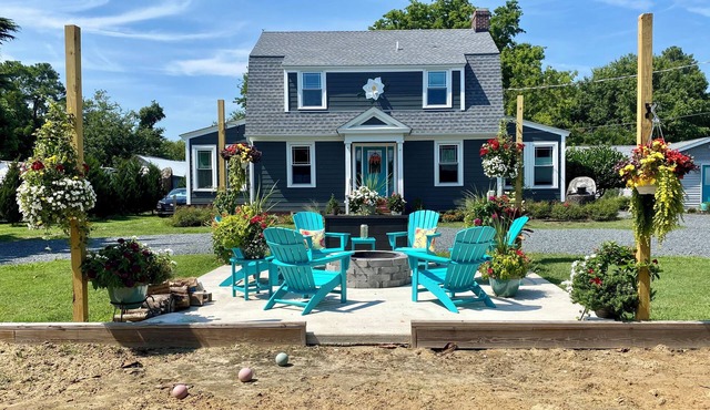 Minutes to the BEACH! Boat friendly, fire pit, bocci & large yard for famly fun!