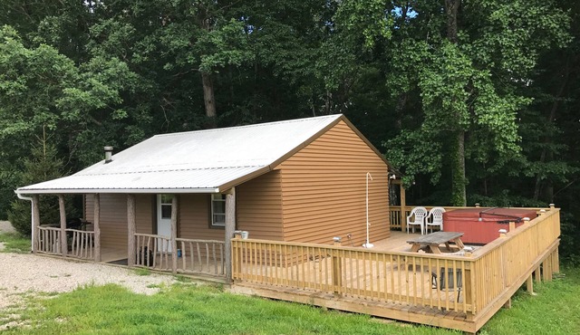 Minutes To The Caves; 5+ Acres, HOT TUB!, Wi-fi, Grill, Fire Pit, Pet Friendly!