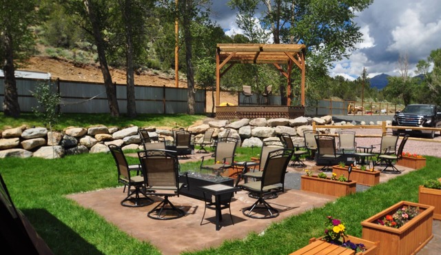 Minutes to town but feels a million of miles away! Shaw's River Ranch