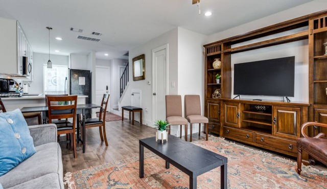 Minutes to trendy spots, free parking, new inside!