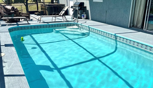 Minutes to Weeki Wachee Head Springs Pool AND hot tub!