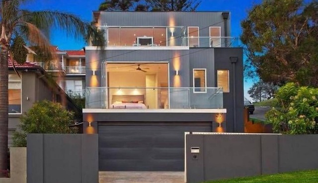 Minutes walk to Beach, Village and Restaurants. Family size home