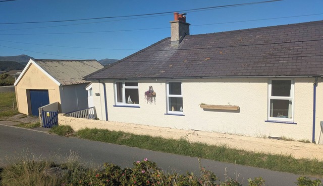 MINYDON, pet friendly, character holiday cottage in Fairbourne