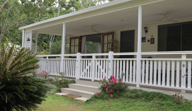 Mirabel Cottage - Charming, comfortable and well-equipped, in easy walking distance to beaches