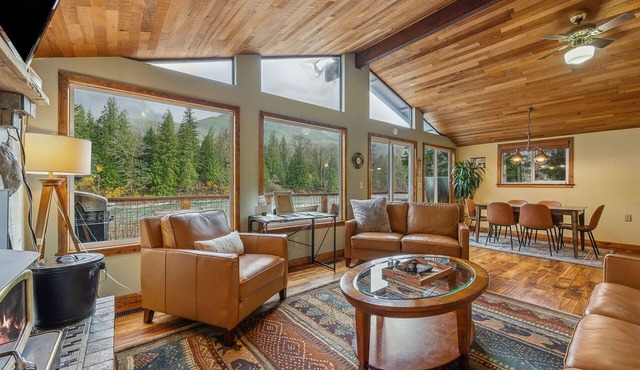 Miracle Mountain Lodge: 2 bedroom riverfront w/hot tub, mountain view, WIFI, fireplace