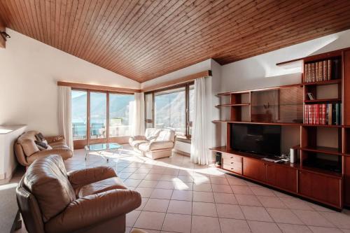 Miralago by Quokka 360 - Relaxing Apartment with Lake-view Garden