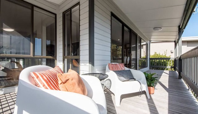 Miramar Hideaway - Water Views and a Short Walk to the Beach