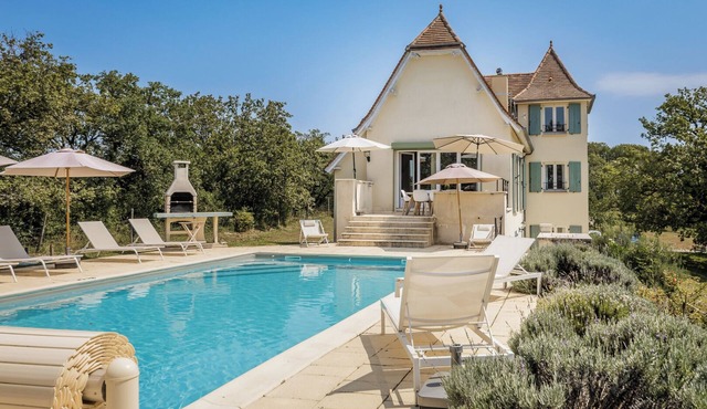 Mirandole, modern holiday home with views and heated pool