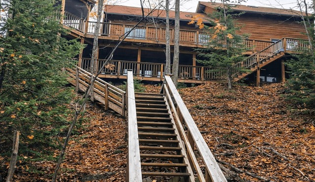 Miriam`s Retreat - Overlooking Lake Superior with Staircase Lake Superior Access!