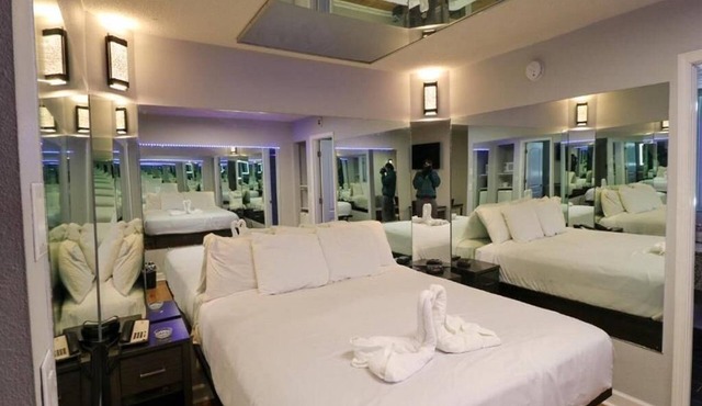 Mirror Suite Smoking King Bed at Envi Boutique Hotel