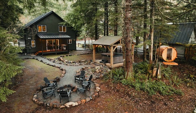 Mischievous Moose Lodge-Mt Rainier-Sauna-HotTub-EV