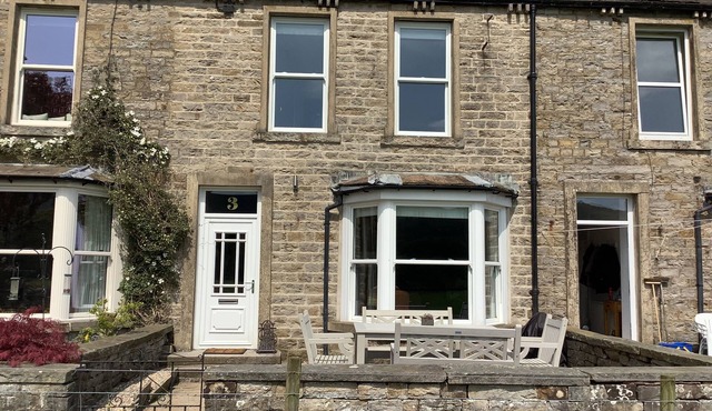 MISS BURROW'S HOUSE, pet friendly, character holiday cottage in Hawes