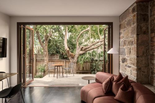 Miss Midgley's - Principals Office 1 King Bed