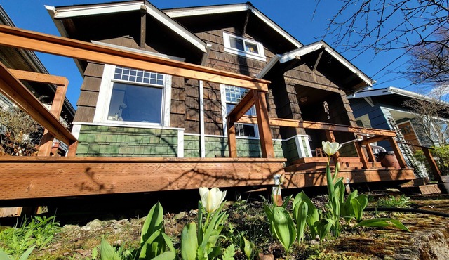 Miss Oliver's House, classic Craftsman, centrally located w/hot tub & wood stove