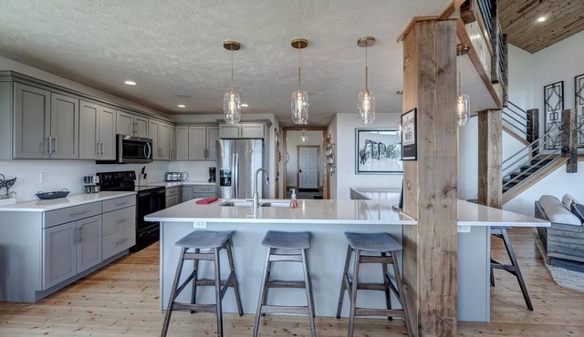 Missing Link 4BR Chalet at Terry Peak with Jacuzzi Hot Tub - Sleeps 14