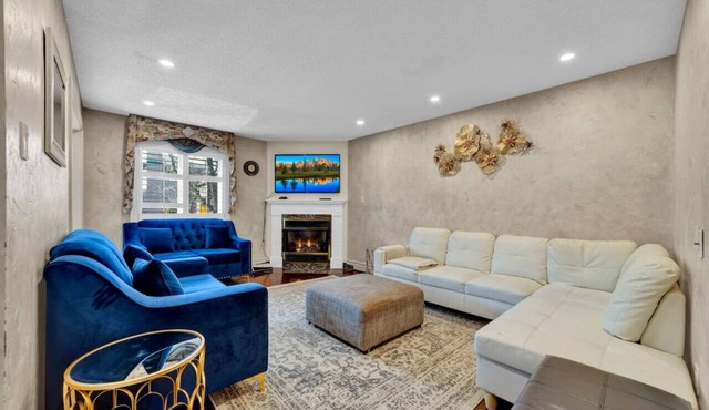 Mississauga Retreat: Your Spacious 5-Bedroom Home