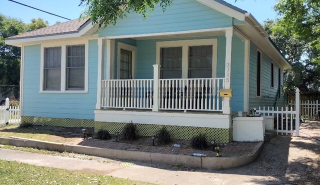Mississippi Blues & Beach Cottage - Perfectly Located in Gulfport!