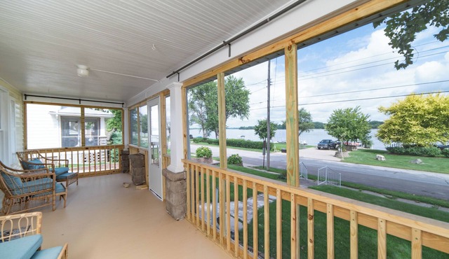 Mississippi Hideaway- Beautiful River Views! Relax & Unwind in this Cozy 3 Bdrm.