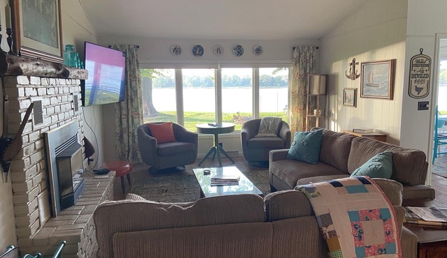 Mississippi Magic: Cabin with Private Dock for Your Perfect Getaway!