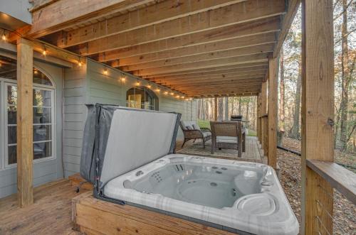 Mississippi Retreat w/Hot Tub, Deck & Lake Views!