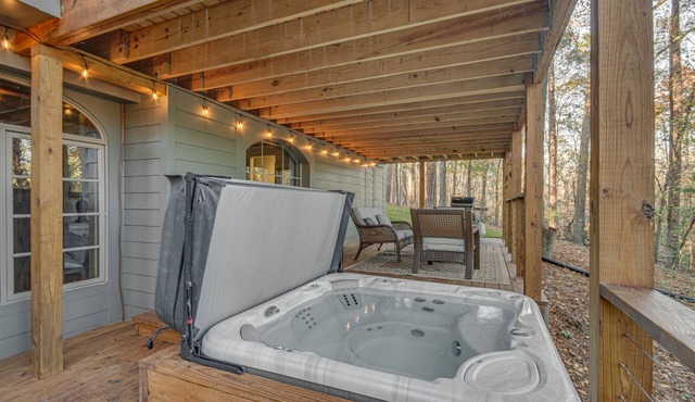 Mississippi Retreat w/Hot Tub, Deck & Lake Views!