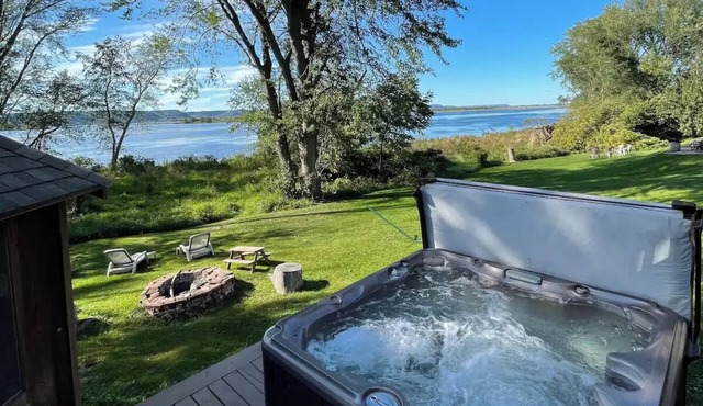 Mississippi River Home/HOT TUB/Sleeps 8