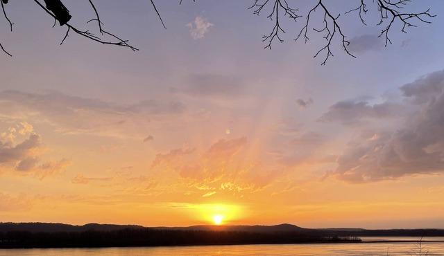 Mississippi River House with unobstructed views!