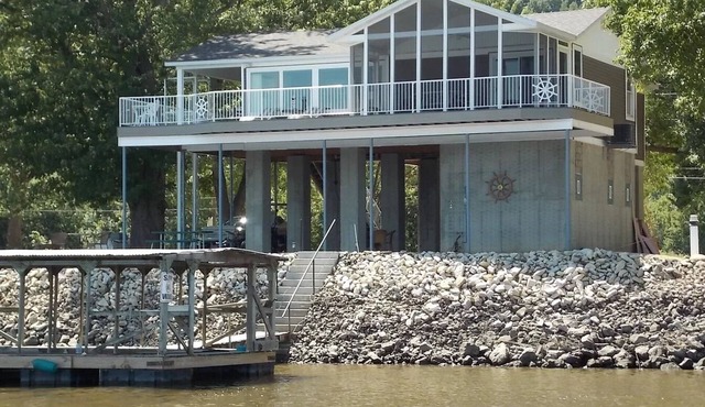 Mississippi River Front Property with amazing views!