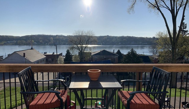Mississippi River Views and Downtown LeClaire all in one!