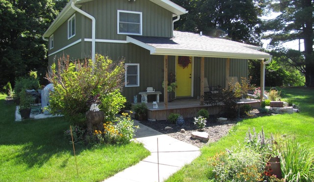 Mississippi riverview guesthouse near historic downtown LeClaire.