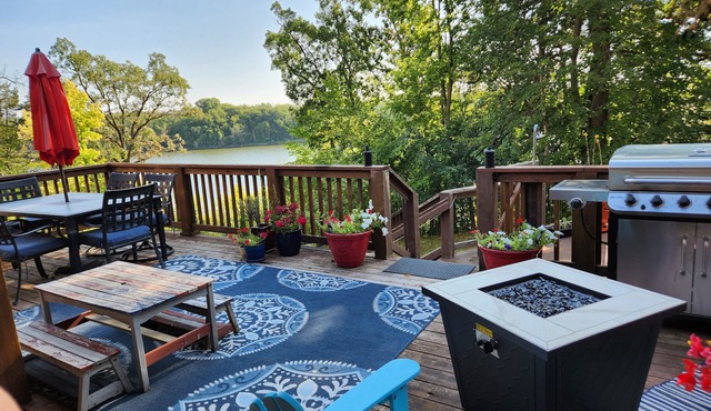 Mississippi River views, year-round Hot Tub and Bald Eagle Visitors