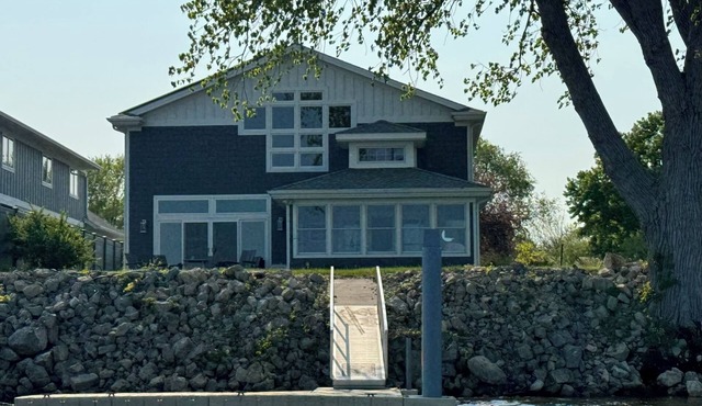 Mississippi waterfront vacation home that welcomes dogs! Private dock for boats
