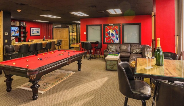 Missoula Red Room Penthouse Suite - DOWNTOWN MISSOULA