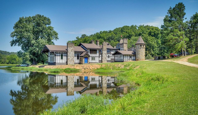 Missouri Castle w/Private Lake, Pool & 100 Acres!