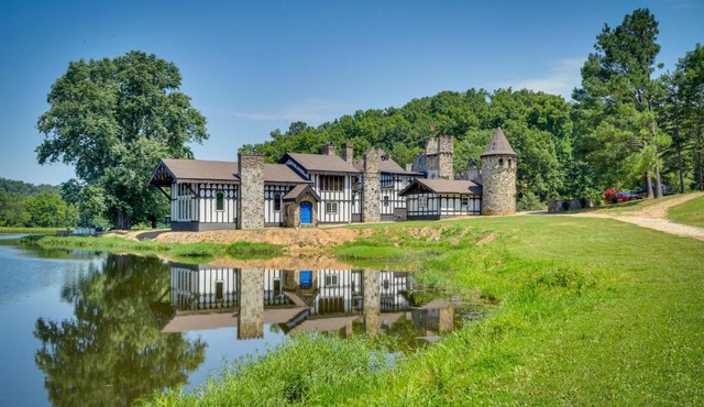 Missouri Castle with Private Lake, Pool and 100 Acres!
