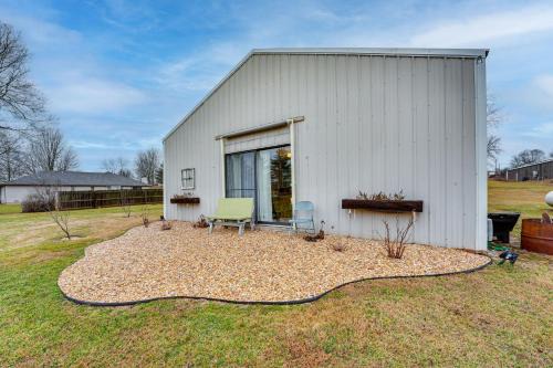 Missouri Couple's Retreat: 'Shouse' w/Patio, Yard