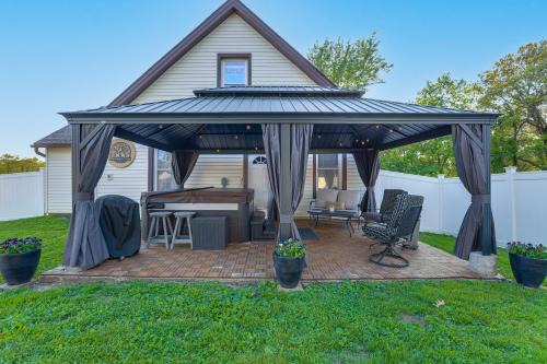 Missouri Wine Country Retreat with Hot Tub and BBQ