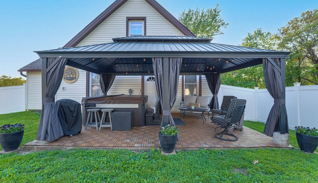 Missouri Wine Country Retreat w/Hot Tub & BBQ