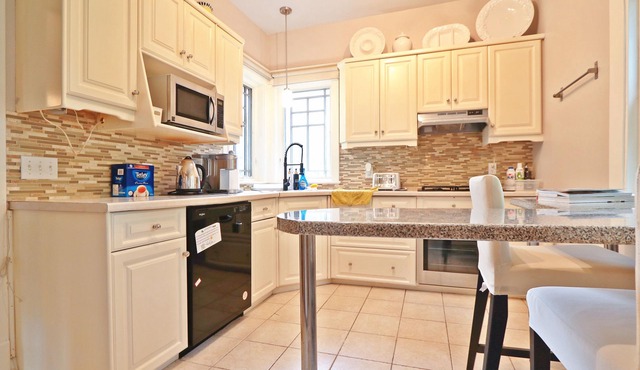 Mist & Vine Century Cottage at Niagara