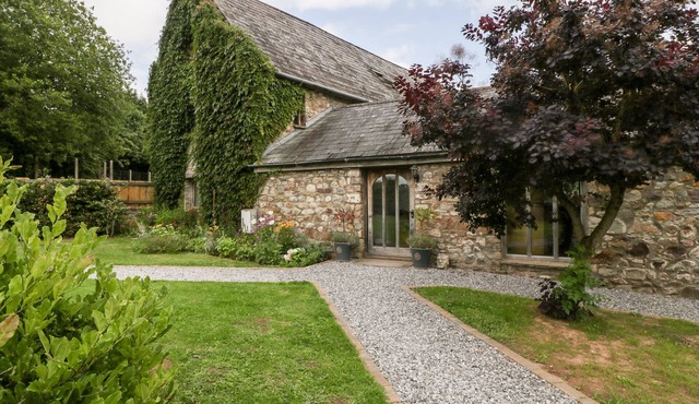 MISTLETOE COTTAGE, pet friendly, character holiday cottage in Usk