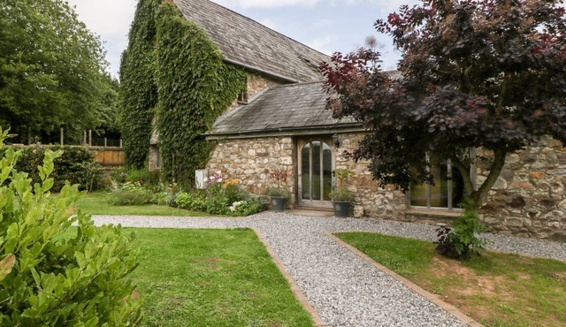 MISTLETOE COTTAGE, pet friendly, character holiday cottage in Usk