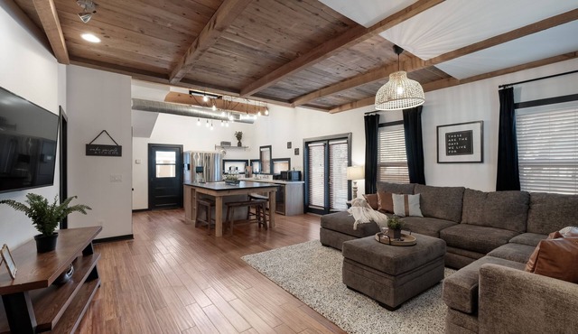 Mistletoe - Near Downtown, Nitelife, Pearl, R Walk