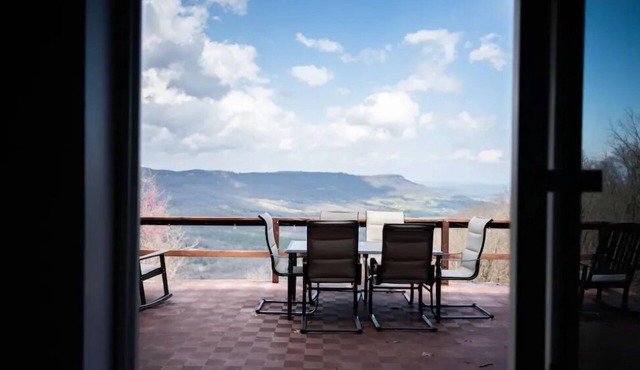Misty Bluff Cliffside Cabin with Amazing Views from every room!