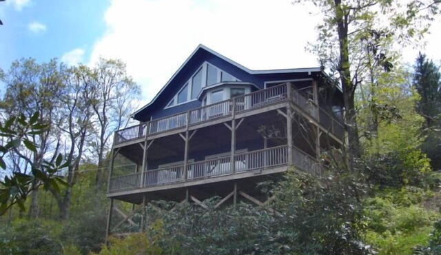 Misty Mountain Hideaway -3BR Loft, 3BA - Hot Tub, 5 Minutes to downtown Blowing Rock