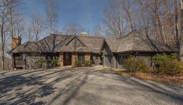 Misty Mountain Hideaway: A sanctuary in Balsam Mountain Preserve, with year round views and hot tub!