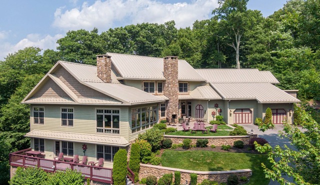 Misty Mountain Hop - Luxury home! Views, hot tub, 4 fireplaces, game table!