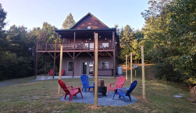 Misty Mountain Retreat - Hot Tub/Pet Friendly/Wi-fi/Scenic Mountain Views