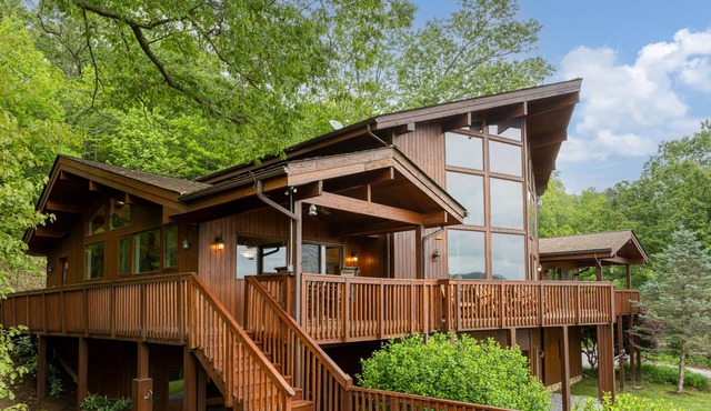 Misty Mountain with Luxury Views!