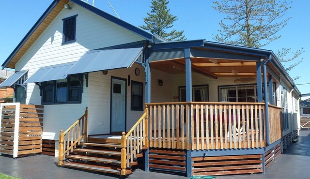 Misty's Beachside Cottage - walk to the beach