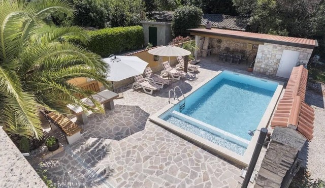 mit beheiztem Pool und Meerblick by Interhome